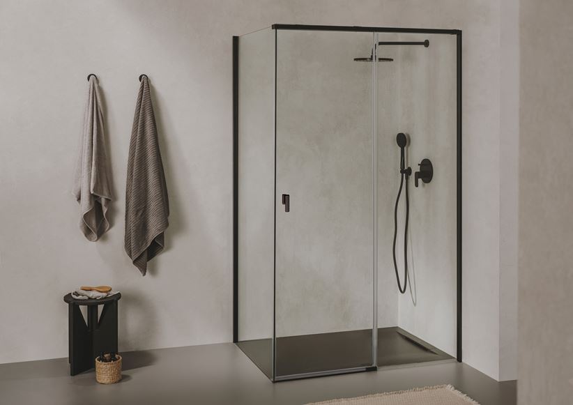 Szara łazienka z kabiną typu walk-in z czarnymi profile