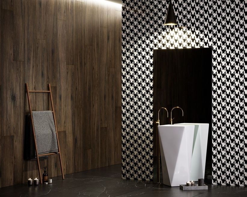 Łazienka w drewnie i czarno-białej, dekoracyjnej mozaice