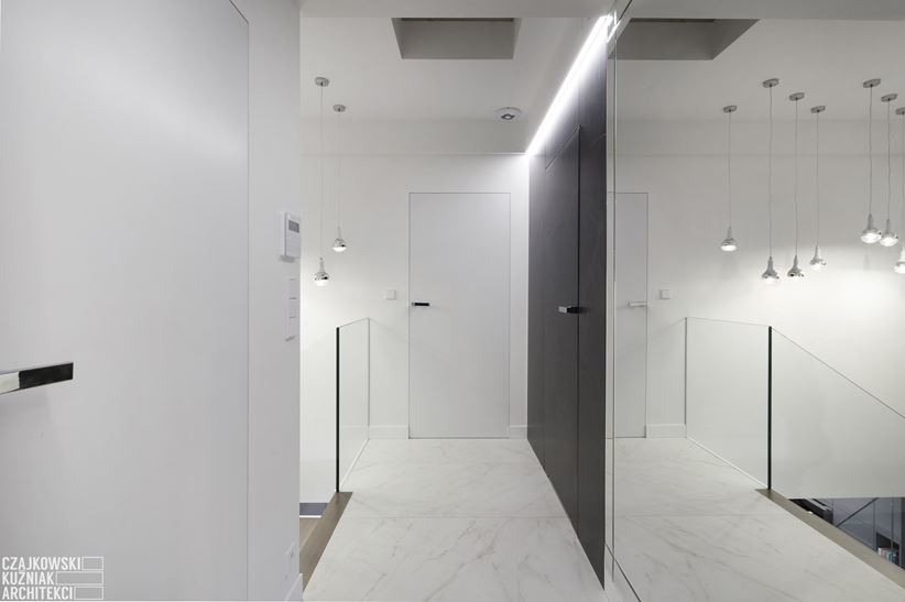 Biało-czarny korytarz z marmurową podłogą