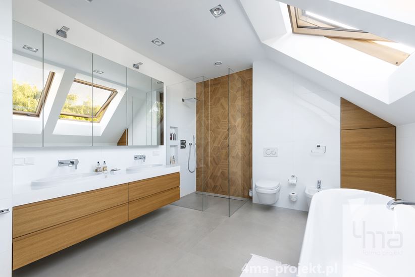 Biała łazienka na poddaszu z drewnopodobną mozaiką pod prysznicem