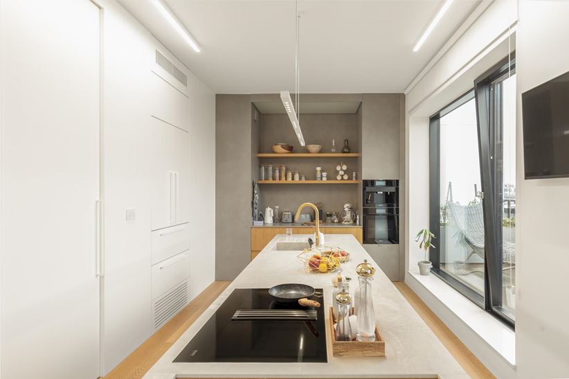 Aranżacja kuchni z szarą ścianą TK Architekci