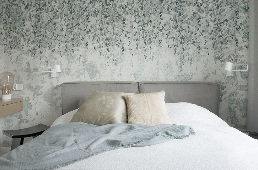 Detale romantycznej sypialni z zielonkawą tapetą