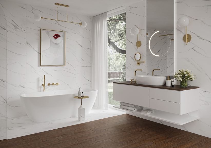 Łazienka w stylu glamour z marmurze i drewnie