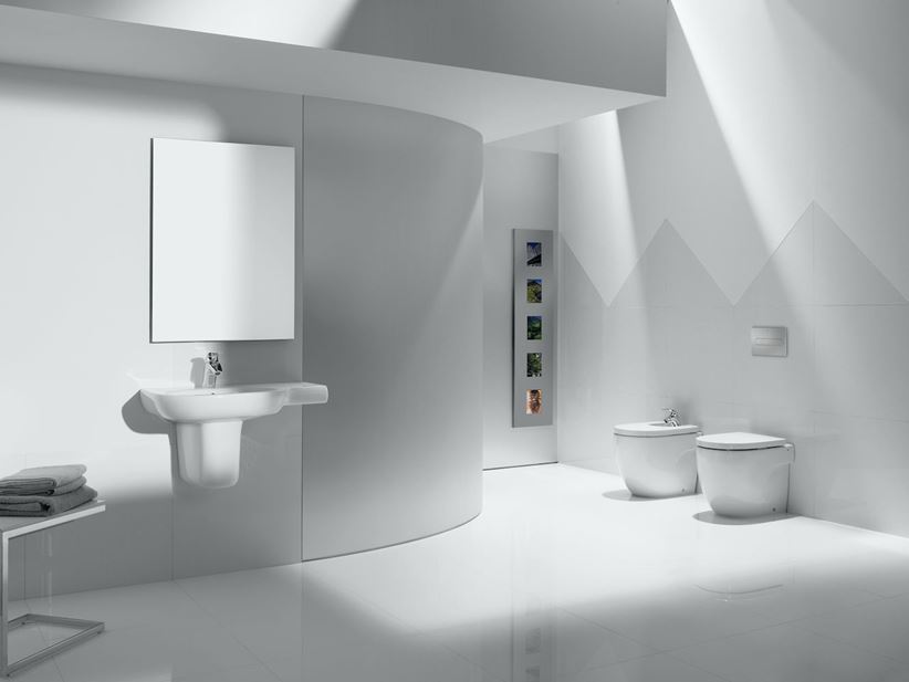 Aranżacja przestronnej łazienki w minimalistycznym stylu