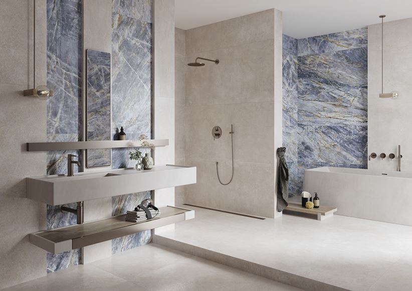 Jasny beton i niebieski kamień w aranżacji dużej łazienki