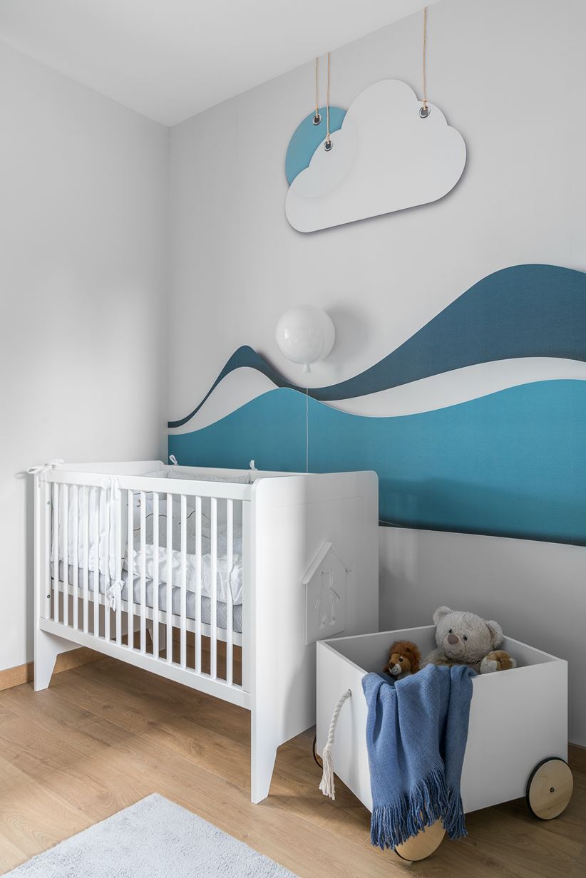 Nowoczesny pokój niemowlęcy z biało-niebieską tapetą