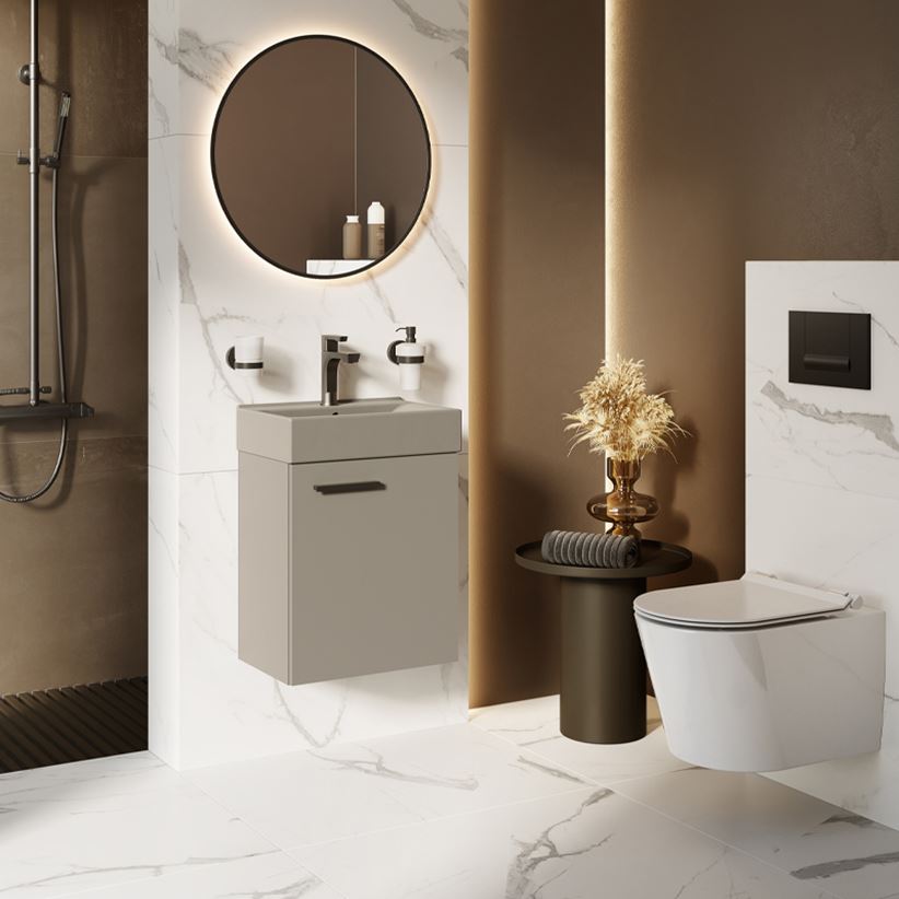 Biały marmur i brązowe akcenty w aranzacji toalety