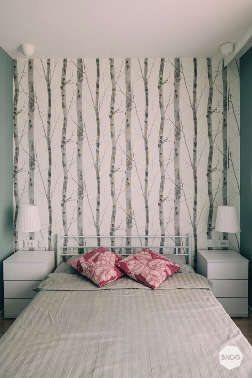 Sypialnia z tapetą w brzozy