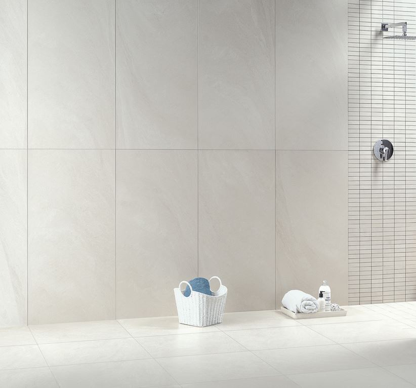 Aranżacja białej łazienki z mozaiką