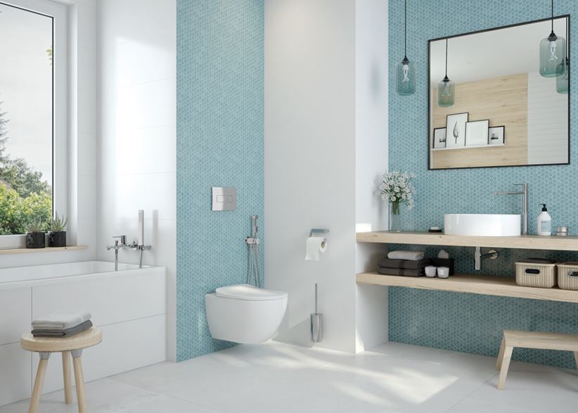 Biało-niebieska łazienka z delikatną mozaiką zaaranżowana produktami Deante