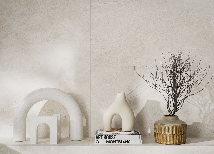 Ściana w salonie w wykończeniu kaflami Cerrad Distinct Ivory Silky Cristal