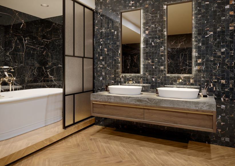 Łazienka w stylu glamour z marmurową mozaiką