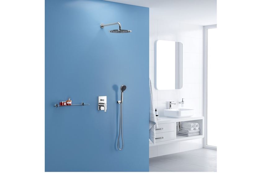 Aranżacja białej łazienki z niebieską ścianą Excellent Regular