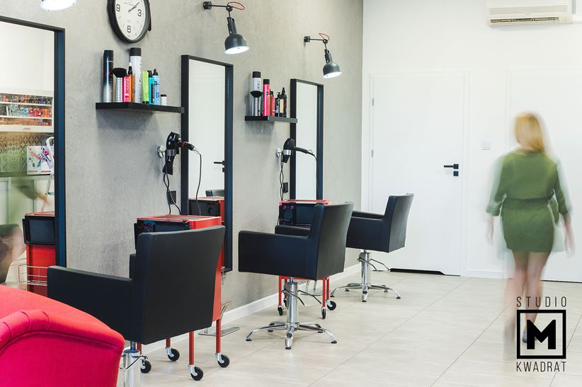 Stanowiska fryzjerskie w industrialnym salonie