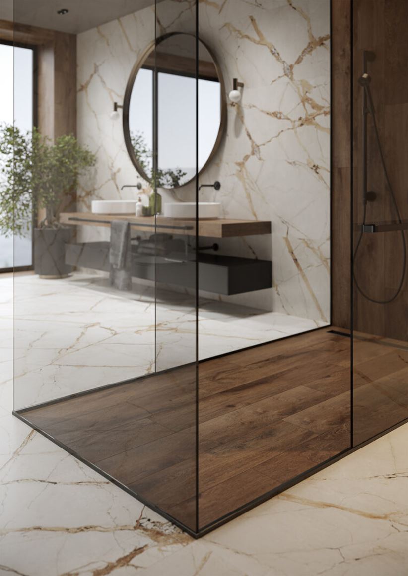 Drewno i jasny kamień w łazience z kabiną walk-in