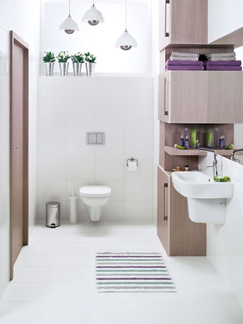 Toaleta w jasnych barwach wykończona drewnem