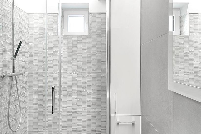Strefa prysznicowa wykończona białą mozaiką