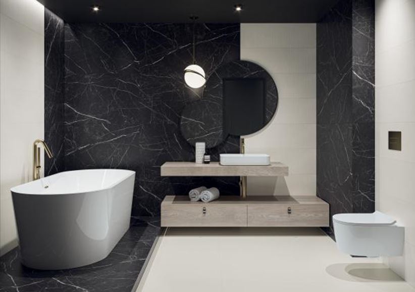 Aranżacja biało-czarnej łazienki z marmurem