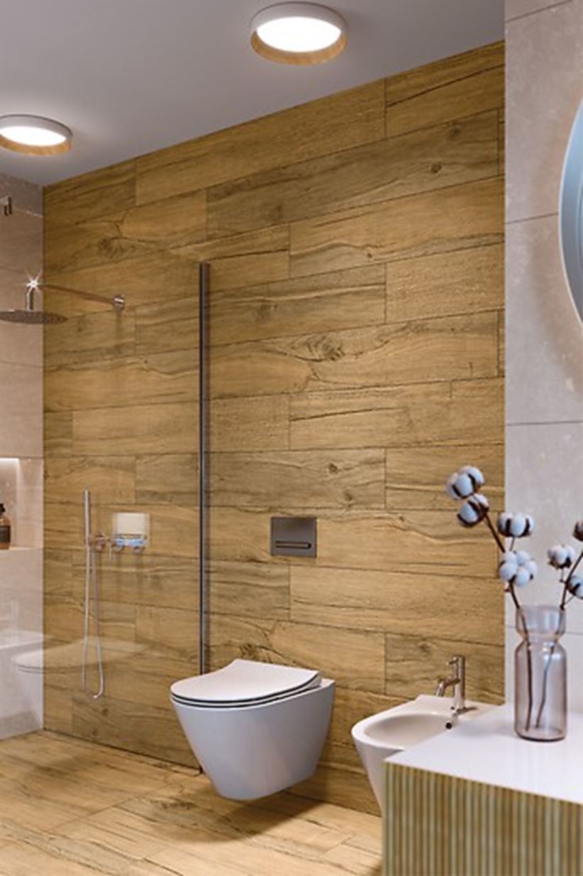 Podłoga i ściana w łazience wykończone płytkami drewnopodobnymi