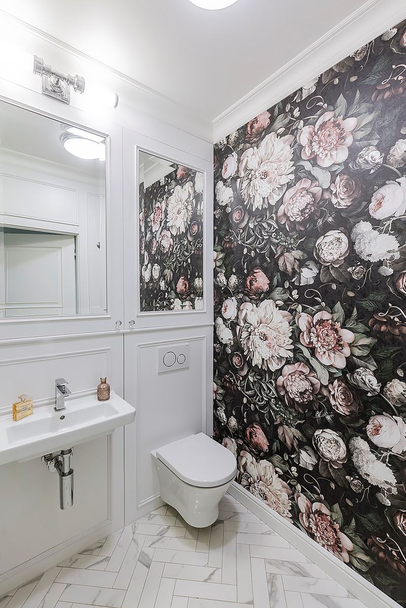 Marmurowa jodełka i tapeta w kwiaty w eleganckiej łazience