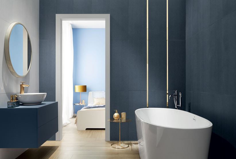 Niebieska łazienka ze złotymi dodatkami - Tubądzin House of Tones