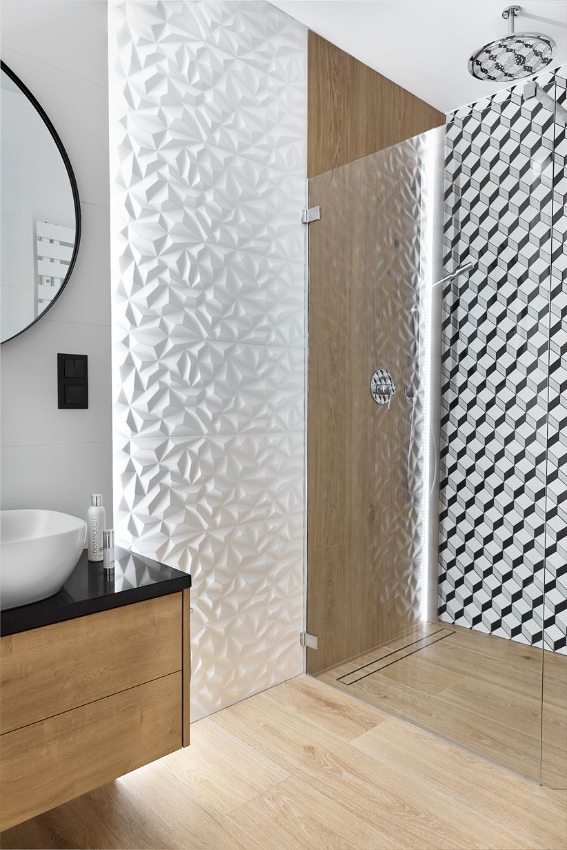 Białe struktury, drewno i geometryczne wzory w łazience