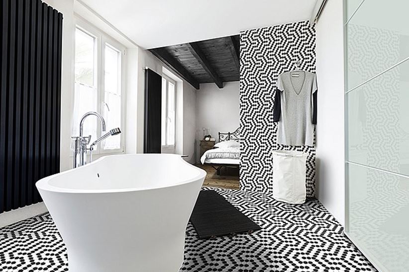 Czarno-biała łazienka z heksagonalną mozaiką