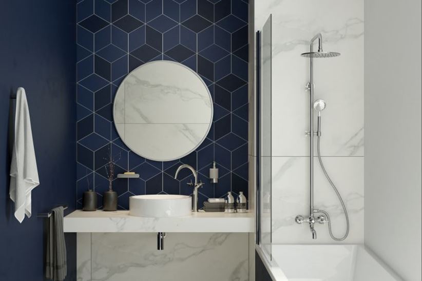 Mała łazienka w marmurze i geometrycznej mozaice