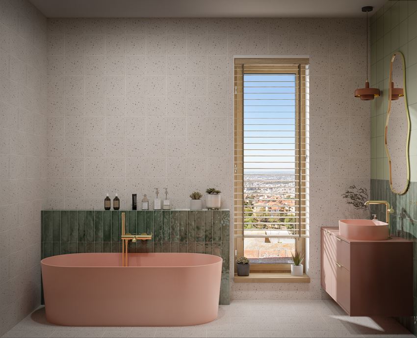 Płytki ze wzorem lastryko i zielone cegiełki w łazience z wanną wolnostojącą