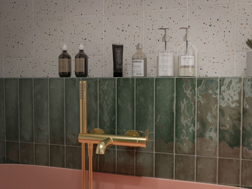 Detal zielonych cegiełek na ścianie w łazience