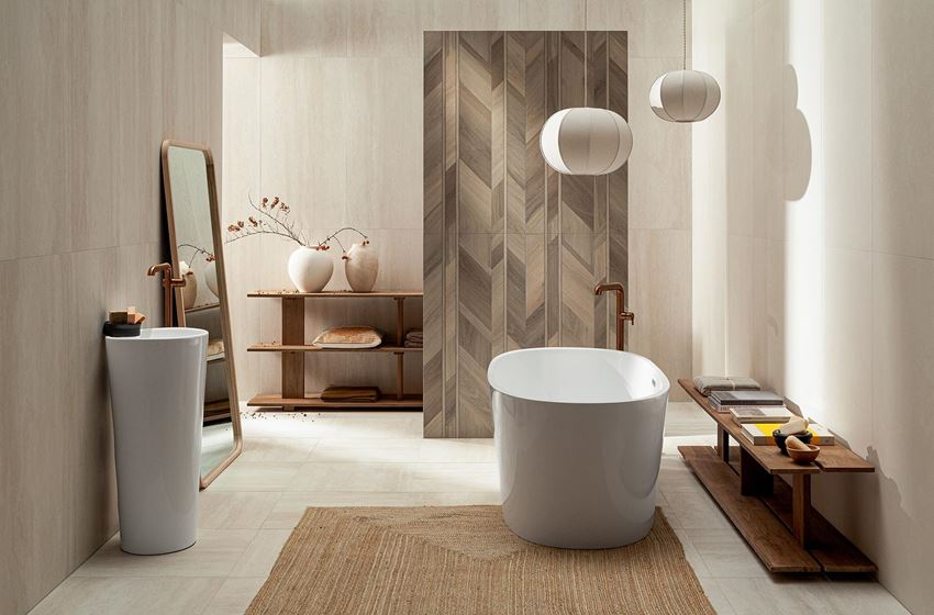 Łazienka w jasnym kamieniu z ceramiką wolnostojącą