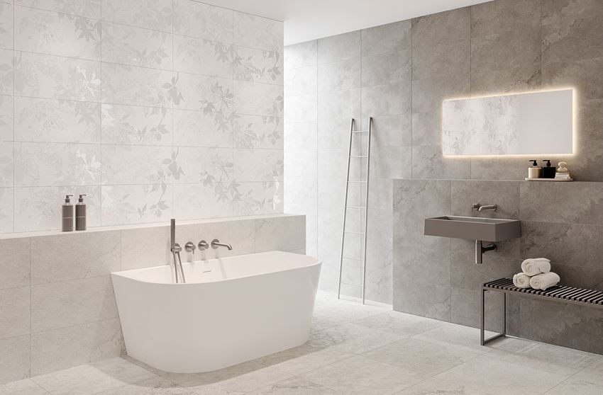 Szara łazienka z florystycznymi dekorami i wanną przyścienną