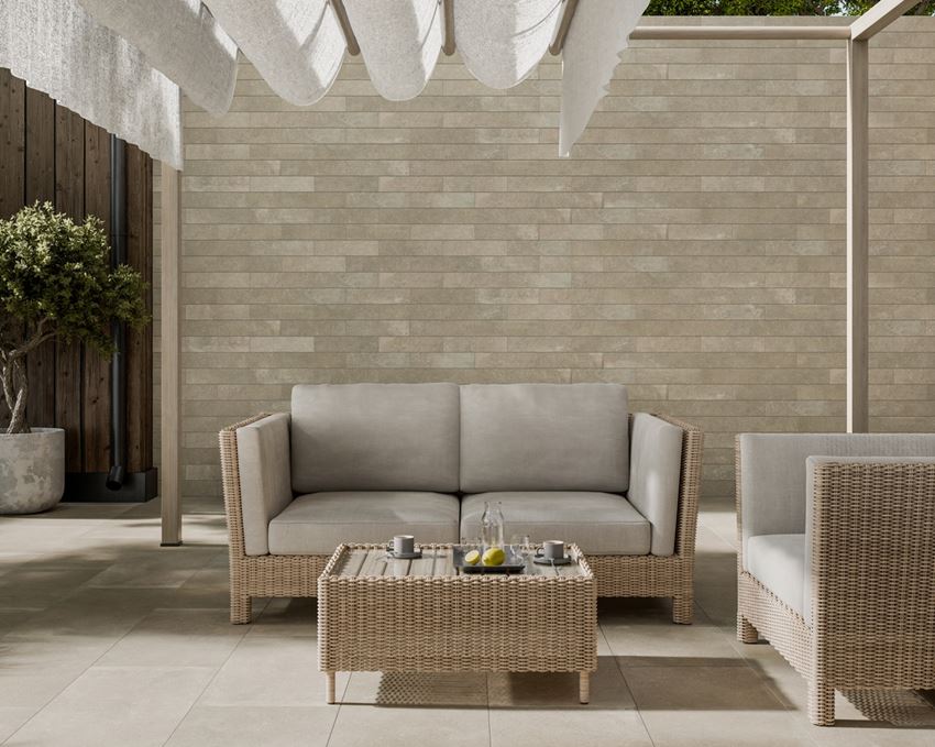 Jasne cegiełki na ścianie na tarasie