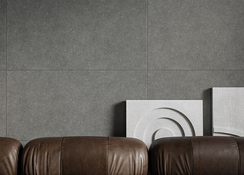 Ciemnoszare płytki w aranżacji ściany w salonie