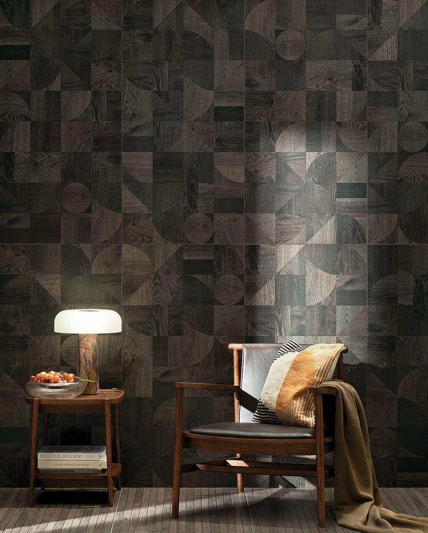 Salon z drewnianą ścianą