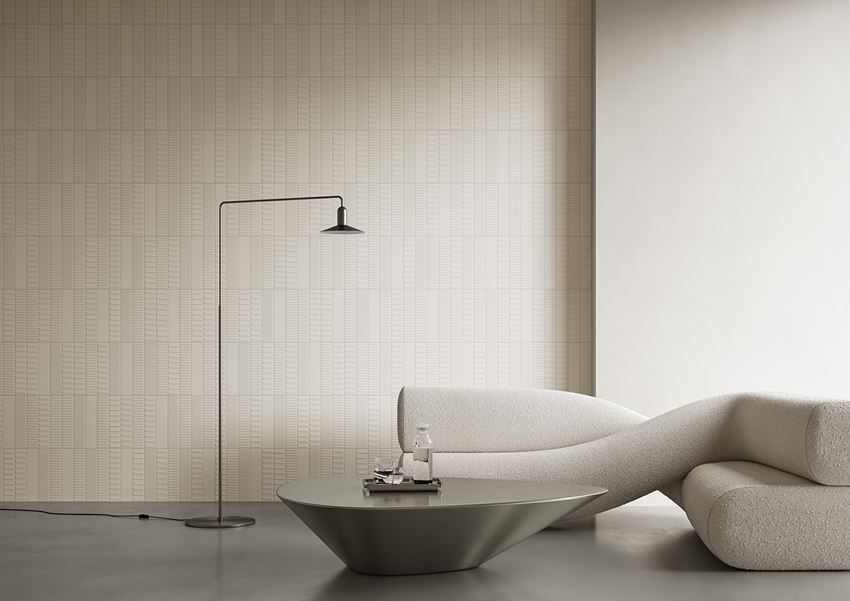 Biało-szary salon z cegiełkową ścianą