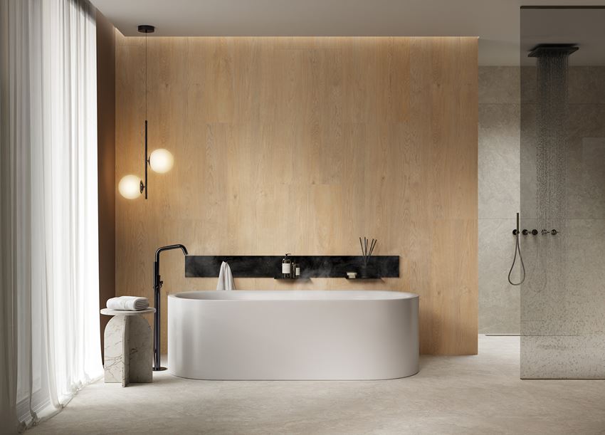Beżowe drewno w łazience z wanną wolnostojącą i kabiną walk-in