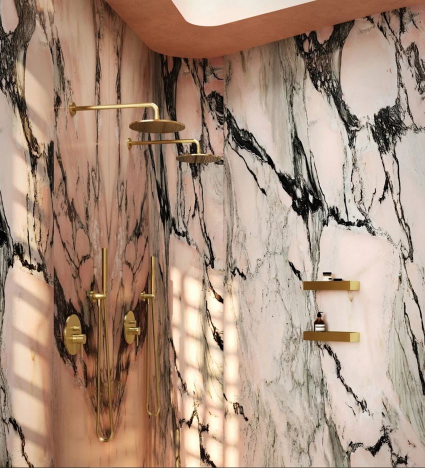 Mosiężny system prysznicowy w łazience w marmurze