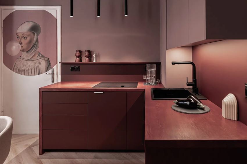 Czerwona kuchnia z dodatkiem drewna