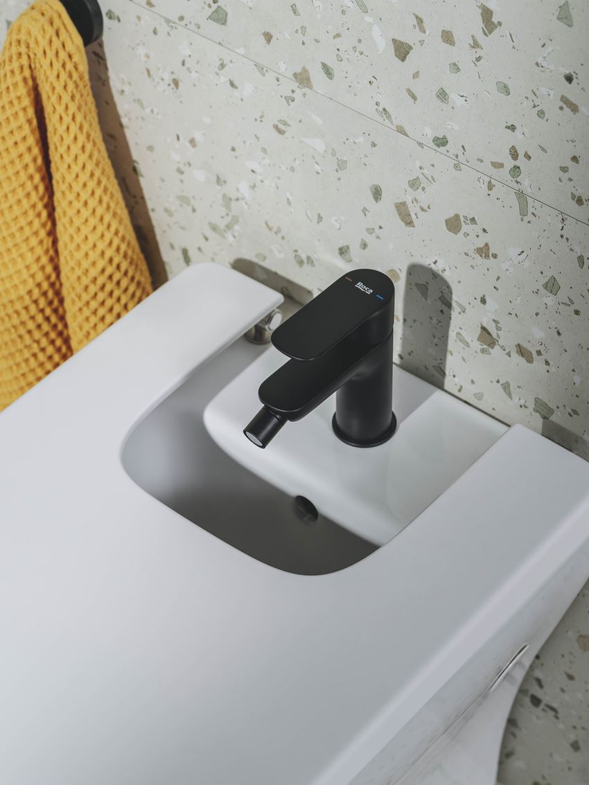 Bidet stojący przyścienny bez pokrywy 36x53 cm biały Roca Optica A357V18000