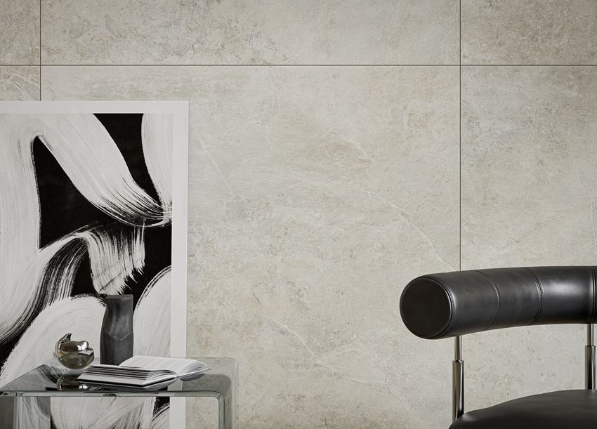 Ściana w salonie w wielkoformatowym kamieniu Cerrad Softstone