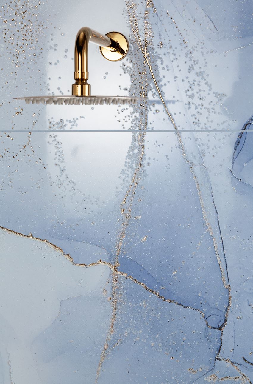 Detal niebieskich dekorów z kolekcji Domino Satini Onda