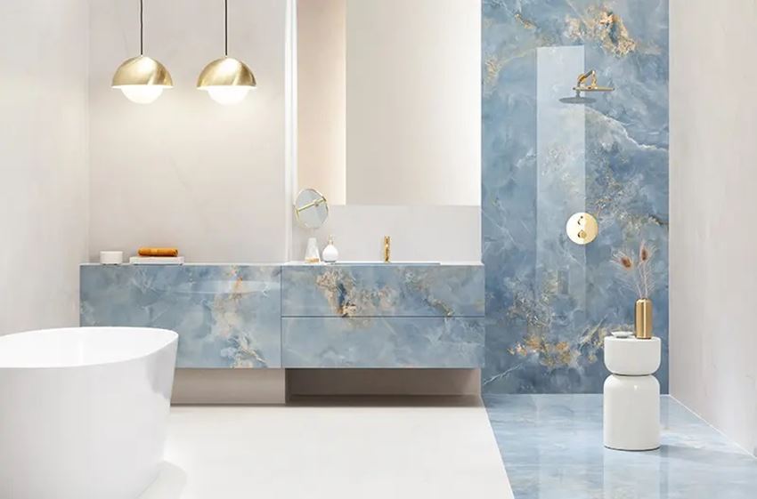 Biało-niebieska łazienka w stylu glamour