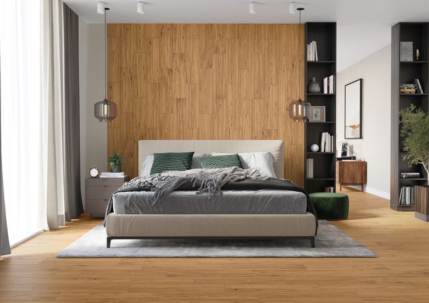 Sypialnia w brązowym drewnie z wysokim oknem
