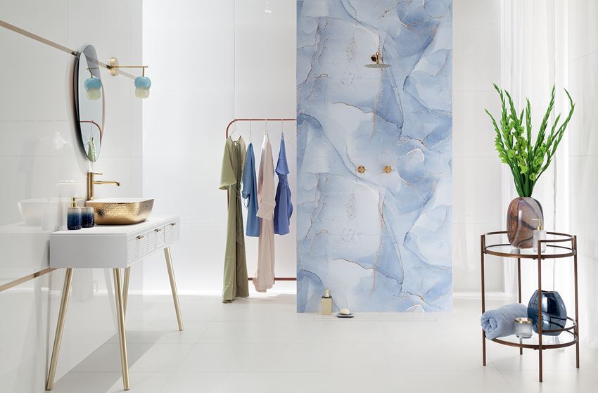 Biała łazienka z niebieskimi dekorami Domino Satini Onda