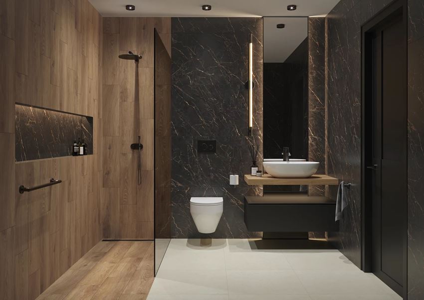 Czarny marmur i ciemne drewno w łazience z kabiną walk-in