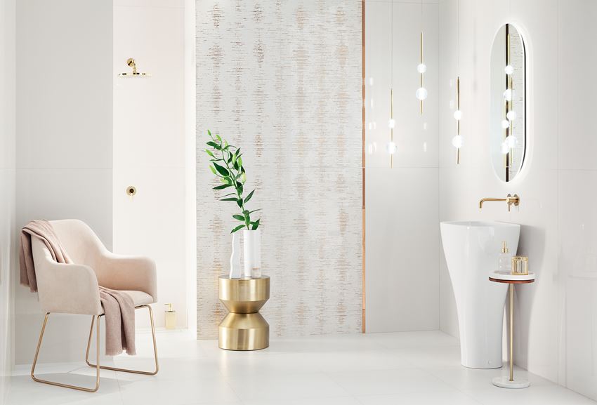 Biało-złota łazienka z błyszczącymi dekorami