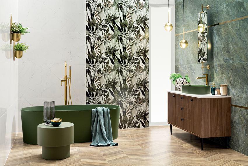 Biało-zielona łazienka w florystycznym dekorem i drewnianą podłogą