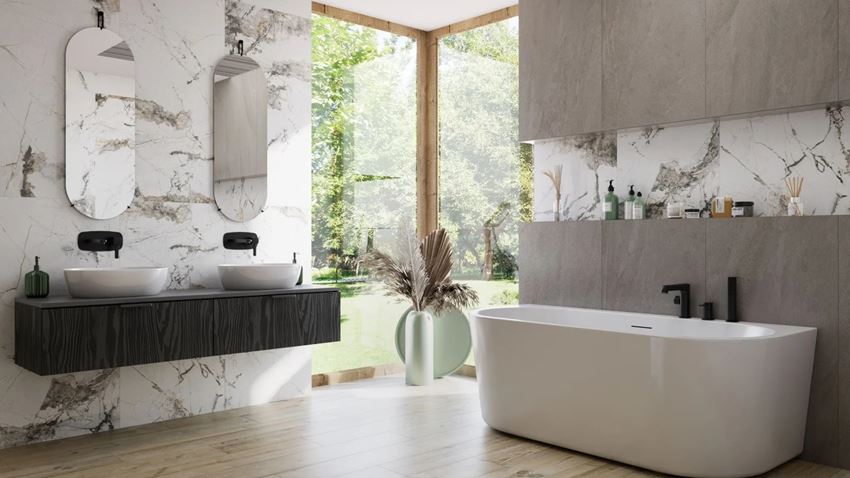 Marmurowa łazienka z dużym oknem i wanną przyścienną
