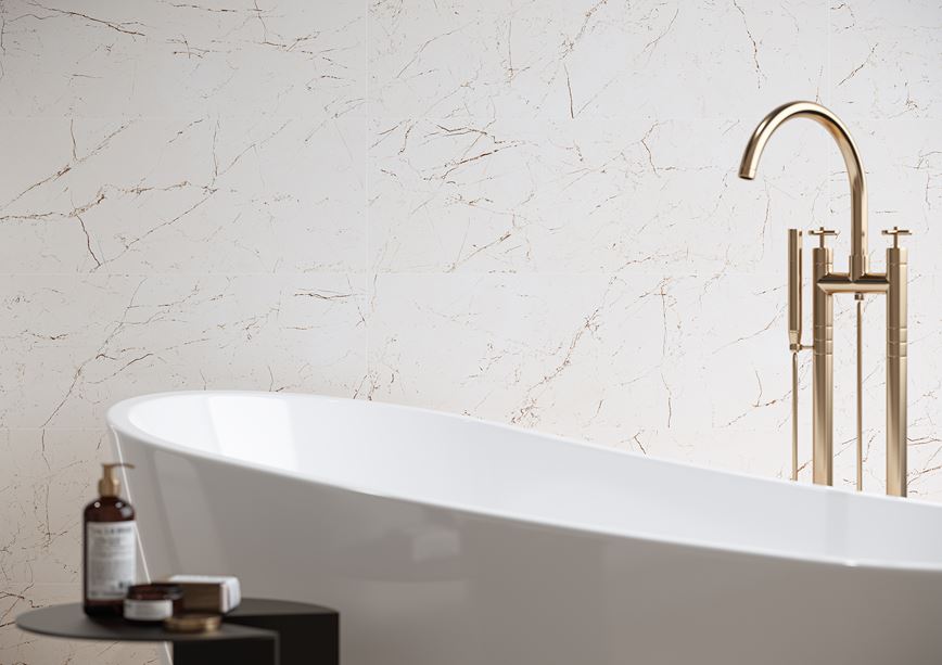 Biały kamień na ścianie w łazience